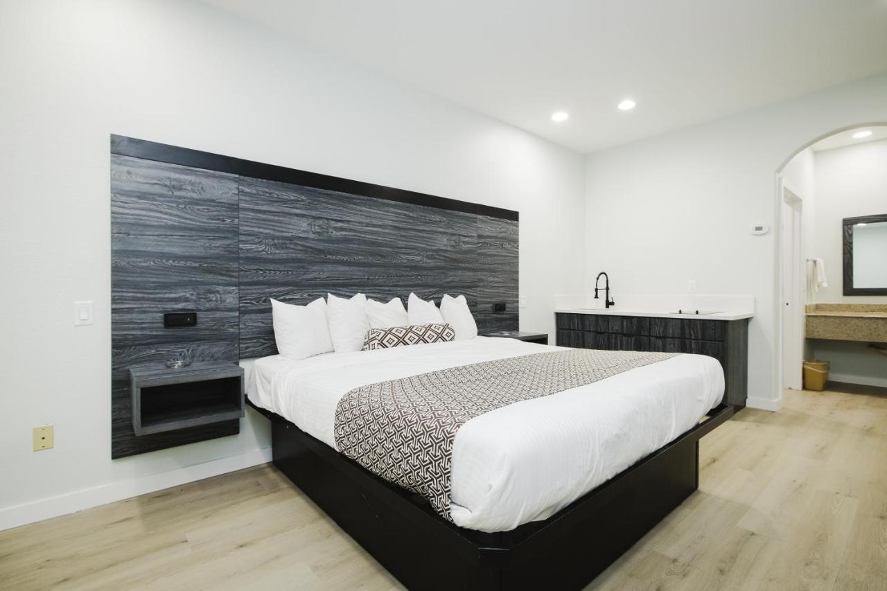 Sapphire Inn & Suites เดียร์พาร์ค ภายนอก รูปภาพ